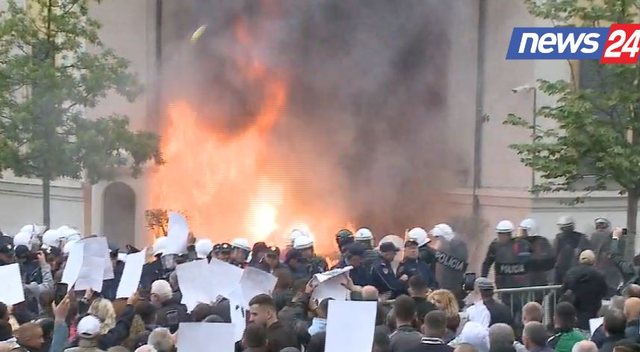 Emrat/ Hodhën molotov para Bashkisë së Tiranës, arrestohen