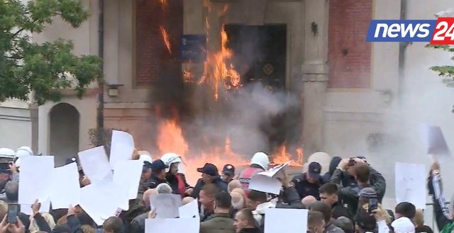 Protesta para bashkisë së Tiranës, policia procedon edhe dy