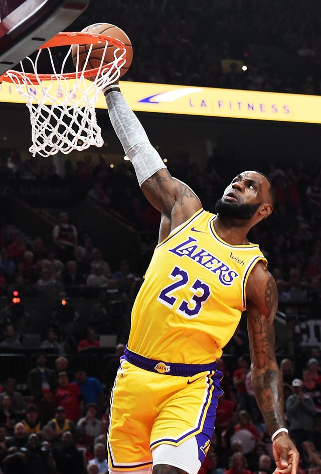 LeBron James në histori, bëhet basketbollisti i parë që