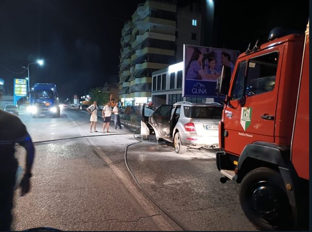 Tiranë, një makinë shpërthen në flakë pranë