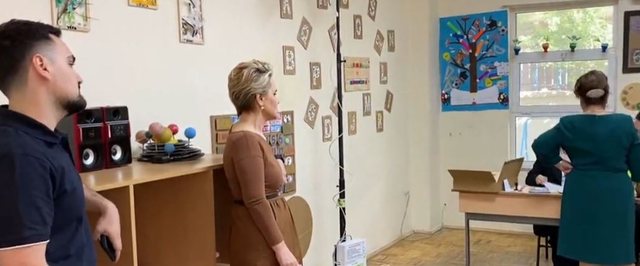 Monika Kryemadhi voton, shoqërohet nga e ëma dhe djali i saj