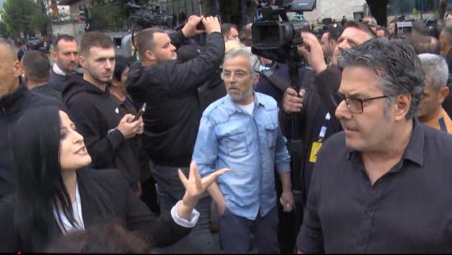 E pazakontë/ Deputetët dhe militantët e PD përplasen me