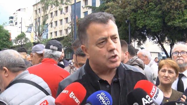 Flamur Noka prin demokratët në protestë, kapet sërish me