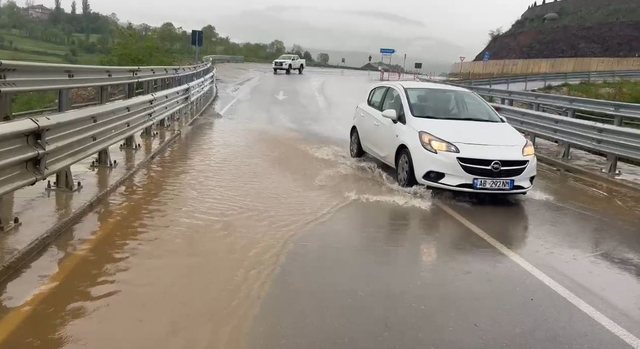 VIDEO/ Shiu përmbyt Rrugën e Arbrit në Gjoricë të