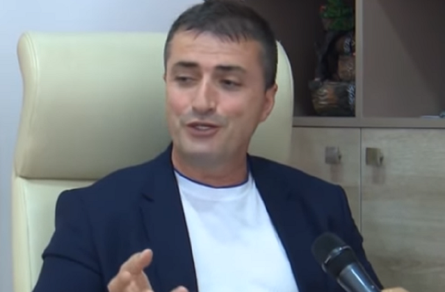Kryebashkiaku përflitet për një video erotike me një