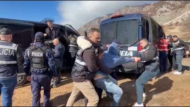 Rrjolli rrethohet me tela me gjemba, banor&euml;t paralajm&euml;rojn&euml;
