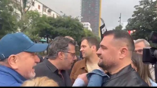 Reagon Asociacioni i Gazetarëve: Zyrtarët e PD të ndalin sulmet