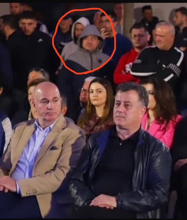 FOTOLAJM/ Elvis Roshi shkon i maskuar në takimin e Berishës në