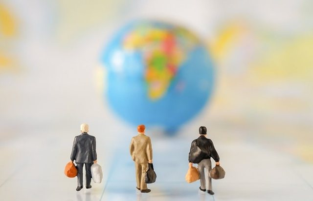 Nj&euml; n&euml; tre emigrant&euml;, me kontrat&euml; t&euml; p&euml;rkohshme/