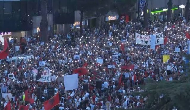 Politico.eu: Kryeministri i Shqipërisë, Rama, sulmon dhe fyen