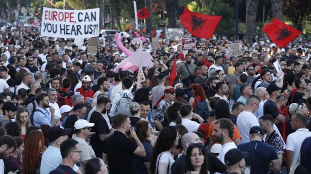 &ldquo;Gjysh&euml;rit kujtesa e nj&euml; populli!&rdquo;/ Mesazhi i fort&euml; i