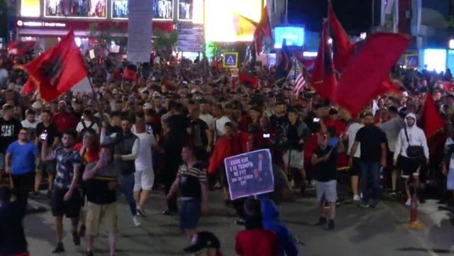 &ldquo;U mbush kupa, Rama jep dor&euml;heqjen&rdquo;/ Protestuesit t&euml;