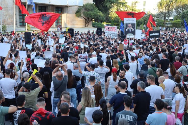 &lsquo;Associated Press&rsquo; dhe &lsquo;Reuters&rsquo;/ Dy agjencit&euml;