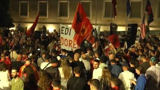 Prej disa orësh protestë para Kryeministrisë, nis marshimi i