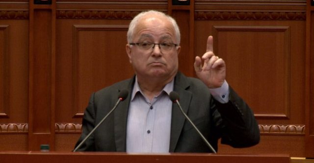Mbeti jashtë Parlamentit/ Edmond Spaho njofton fundin e karrierës