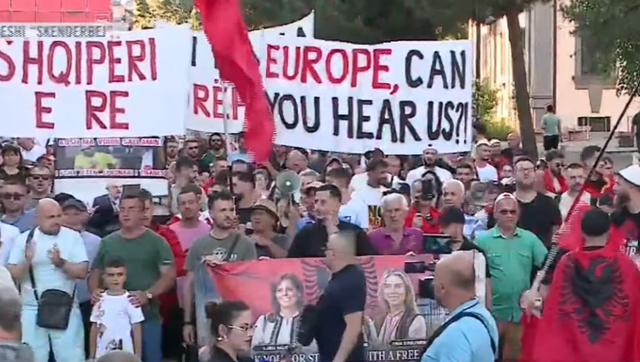Ndryshon skenari i protestës/ Qytetarët marshojnë drejt Kuvendit,