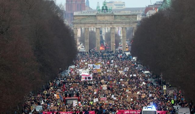 "Do largoj emigrantët"/ Protestë e madhe në Berlin,