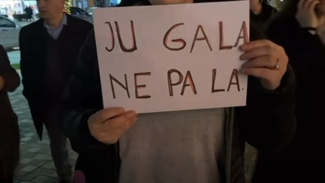 &ldquo;Ju gala, ne pa la!&rdquo;/ Protestuesit n&euml; Vlor&euml;