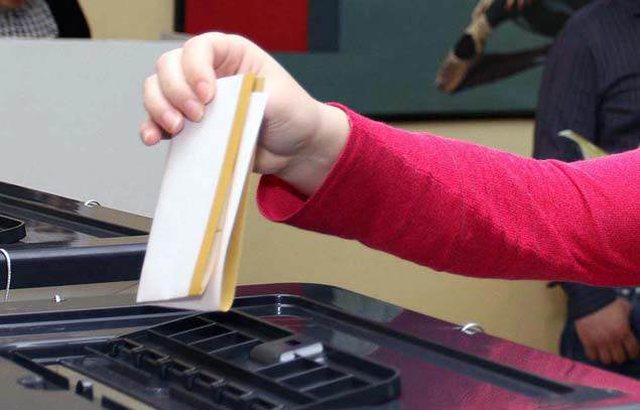Shqiptarët drejt kutive të votimit! Sa është