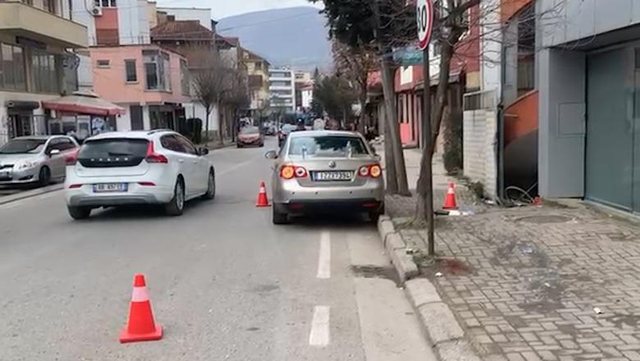 Pogradec, automjeti me targa greke përplas të moshuarin që