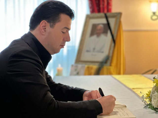 Basha merr pjesë në homazhet e Ambasadës së Vatikanit
