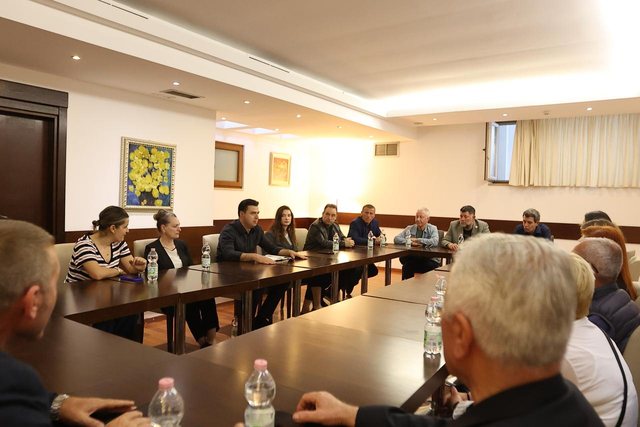Basha prezanton programin për biznesin e vogël: Taksa lokale jo