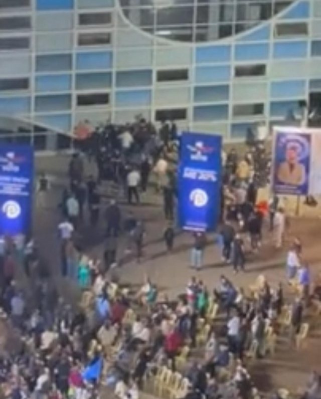 Kërcet grushti gjatë mitingut të Berishës në Elbasan,
