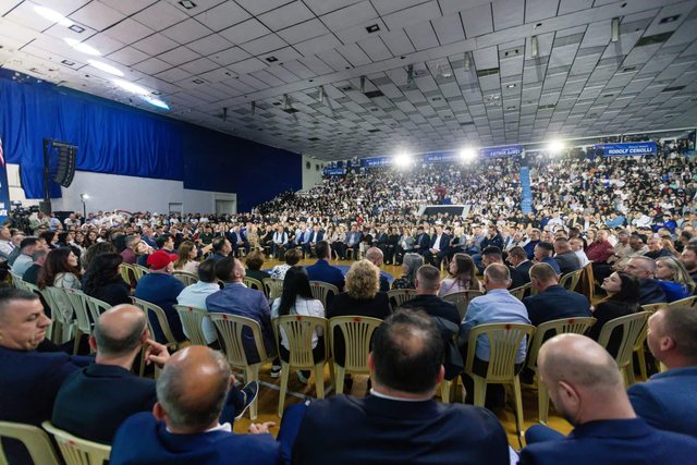 Lulzim Basha tregoi se nuk është vetëm/ Mitingu që foli me