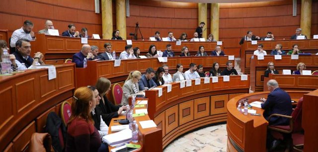 SPAK rr&euml;zon k&euml;shilltar&euml;t socialist&euml;! Nuk lejon Veliajn