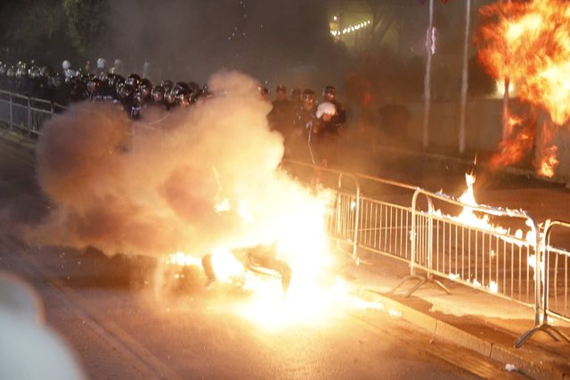 Momenti kur merr flak&euml; protestuesi