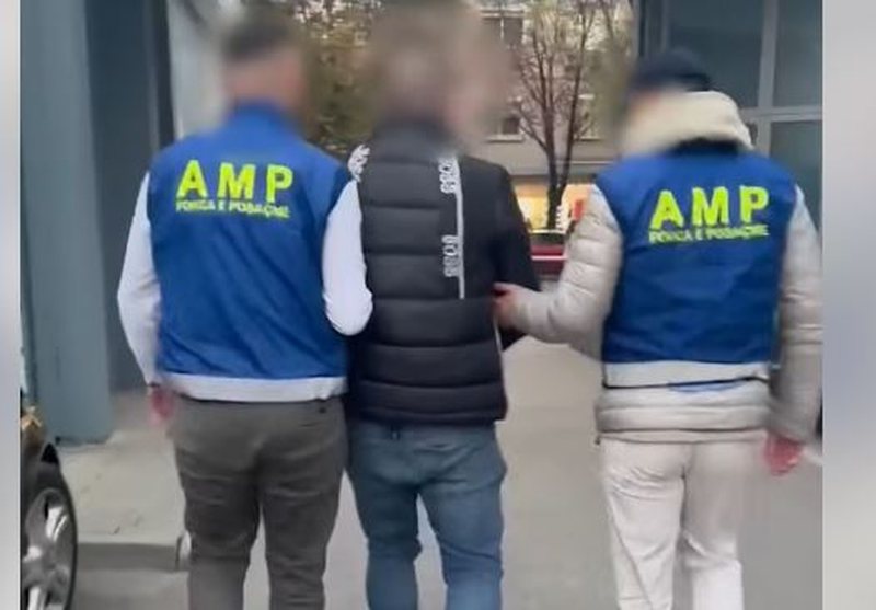 Drejtonte mjetin i dehur dhe shkaktoi aksident, arrestohet punonjësi i