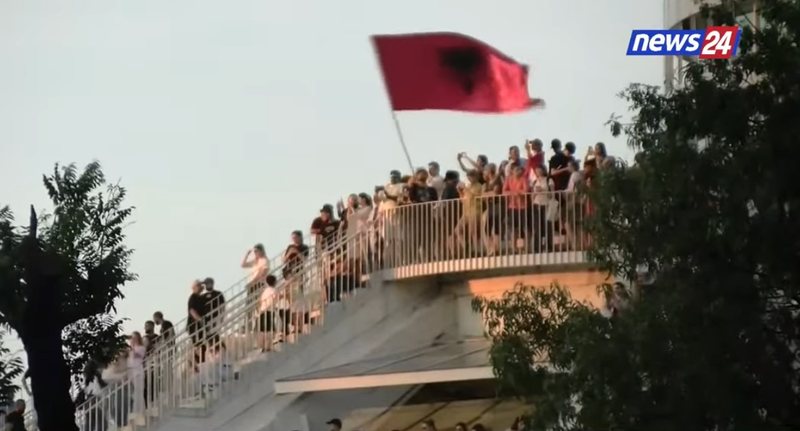 PHOTO NEWS/ The Boulevard is not full, citizens climb the Pyramid! Giant protest