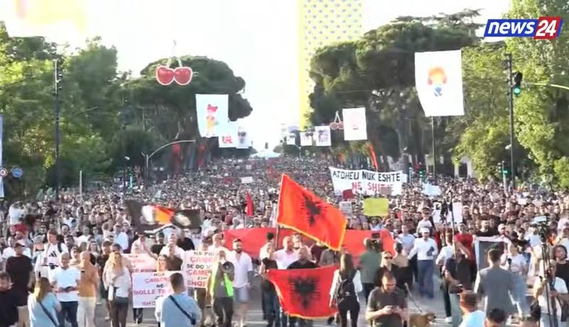 K&euml;rkohet largimi i Ram&euml;s dhe Berish&euml;s/ Protest&euml;