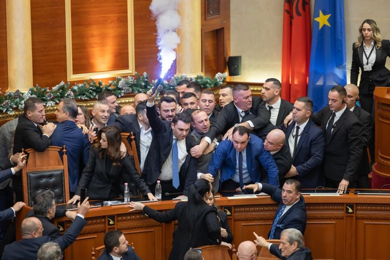 Tensionet n&euml; Kuvend/ PS k&euml;rkoi p&euml;rjashtimin e 29 deputet&euml;ve