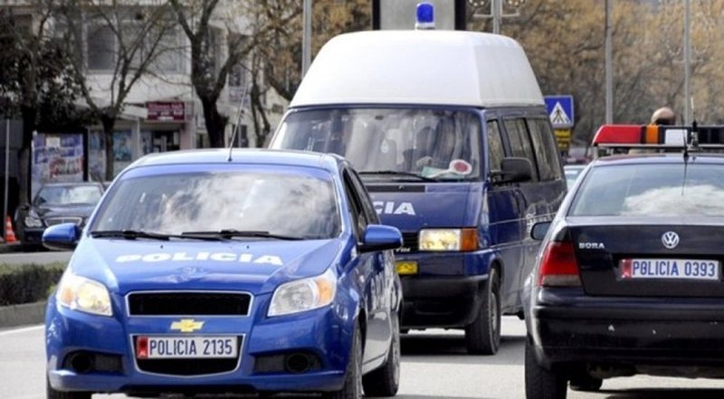 22-vje&ccedil;ari kamuflohej si punonj&euml;s policie dhe u tregoi polic&euml;ve