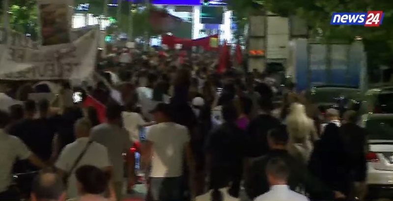 The march in Tirana continues/ The protest "won't" stop, cars