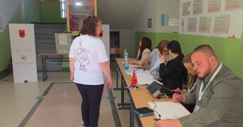 Në disa QV në Elbasan mungojnë komisionerët e PSD, në