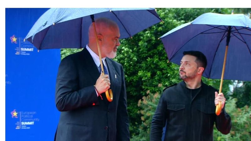 Mbërrin në Samit Presidenti Zelensky, buzëqeshje mes tij dhe