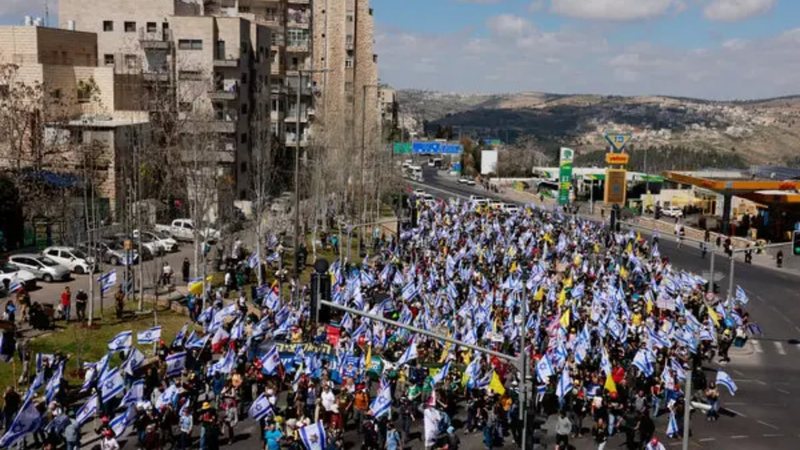 Netanyahu rinisi sulmet në Gaza, shpërthejnë protestat në