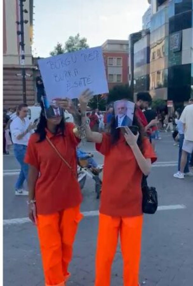Protestuesit &ldquo;veshin&rdquo; Ram&euml;n dhe Berish&euml;n me uniform&euml;