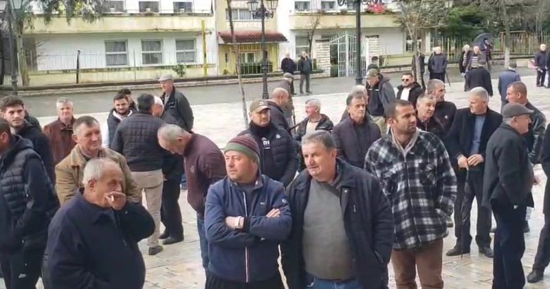 Aroganca e Bashkis&euml; Berat me qytetar&euml;t q&euml; k&euml;rkojn&euml;