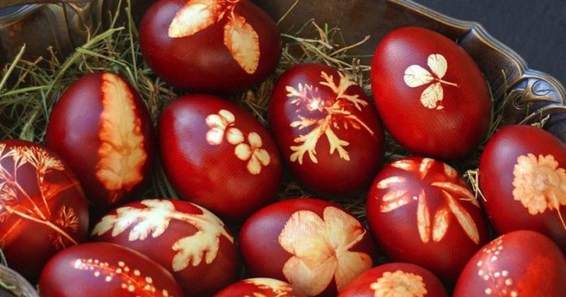 Veza e kuqe e Pashkës dhe simbolika e saj
