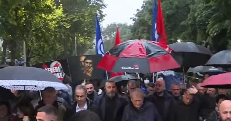 Berisha niset drejt Kryeministris&euml;, marshim-protest&euml; te Kuvendi dhe