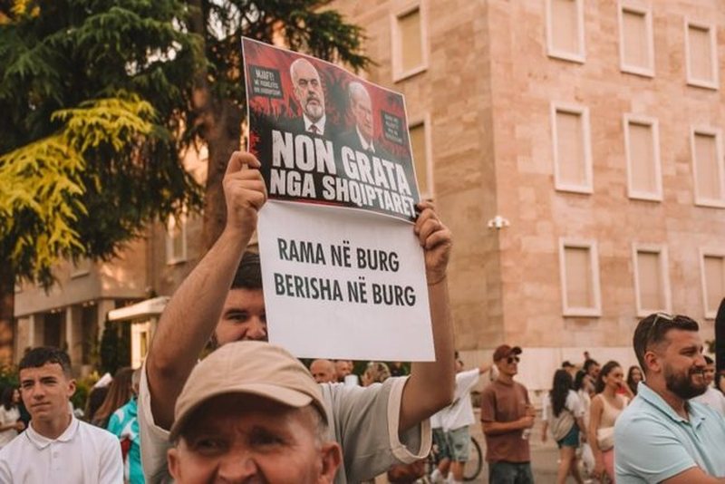 Revolt against the corrupt caste/ Tirana's squares and streets are full: O
