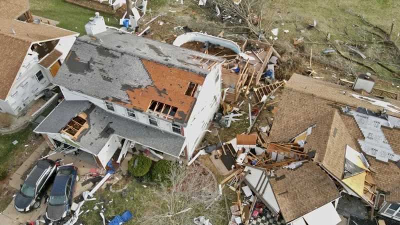 Tornado, zjarre dhe stuhi ere, të paktën 40 të vdekur nga moti i