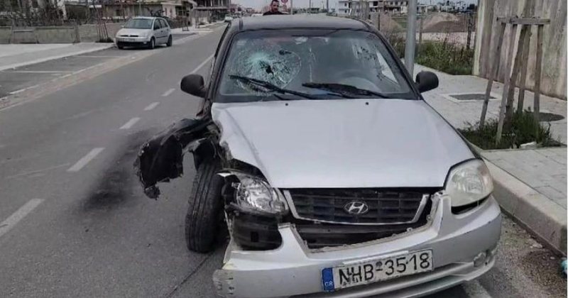 Couple in Durrës accident, car crashes into pole