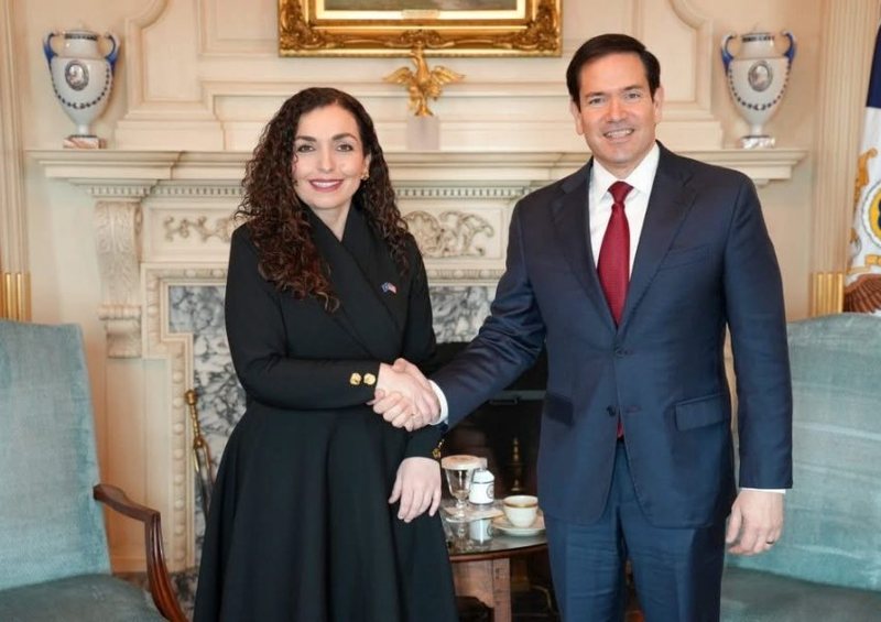 Presidentja e Kosov&euml;s Vjosa Osmani pritet n&euml; takim nga sekretari