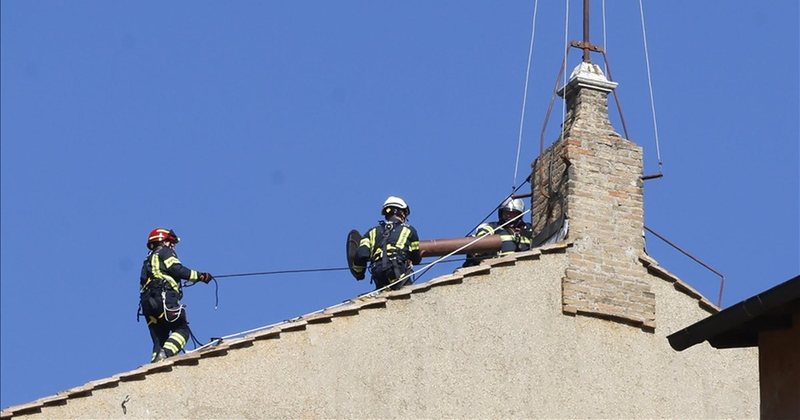 Do të lajmërojë zgjedhjen e Papës/ Zjarrfikësit e
