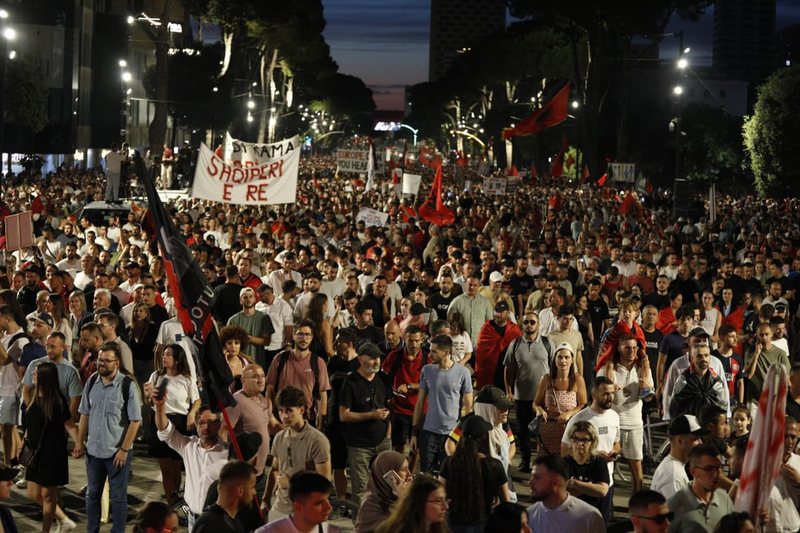 Sot protesta e 17-t&euml; kund&euml;r Kast&euml;s s&euml; korruptuar politik:
