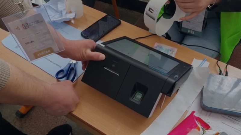 Probleme me pajisjen e identifikimit, komisionerët bëjnë